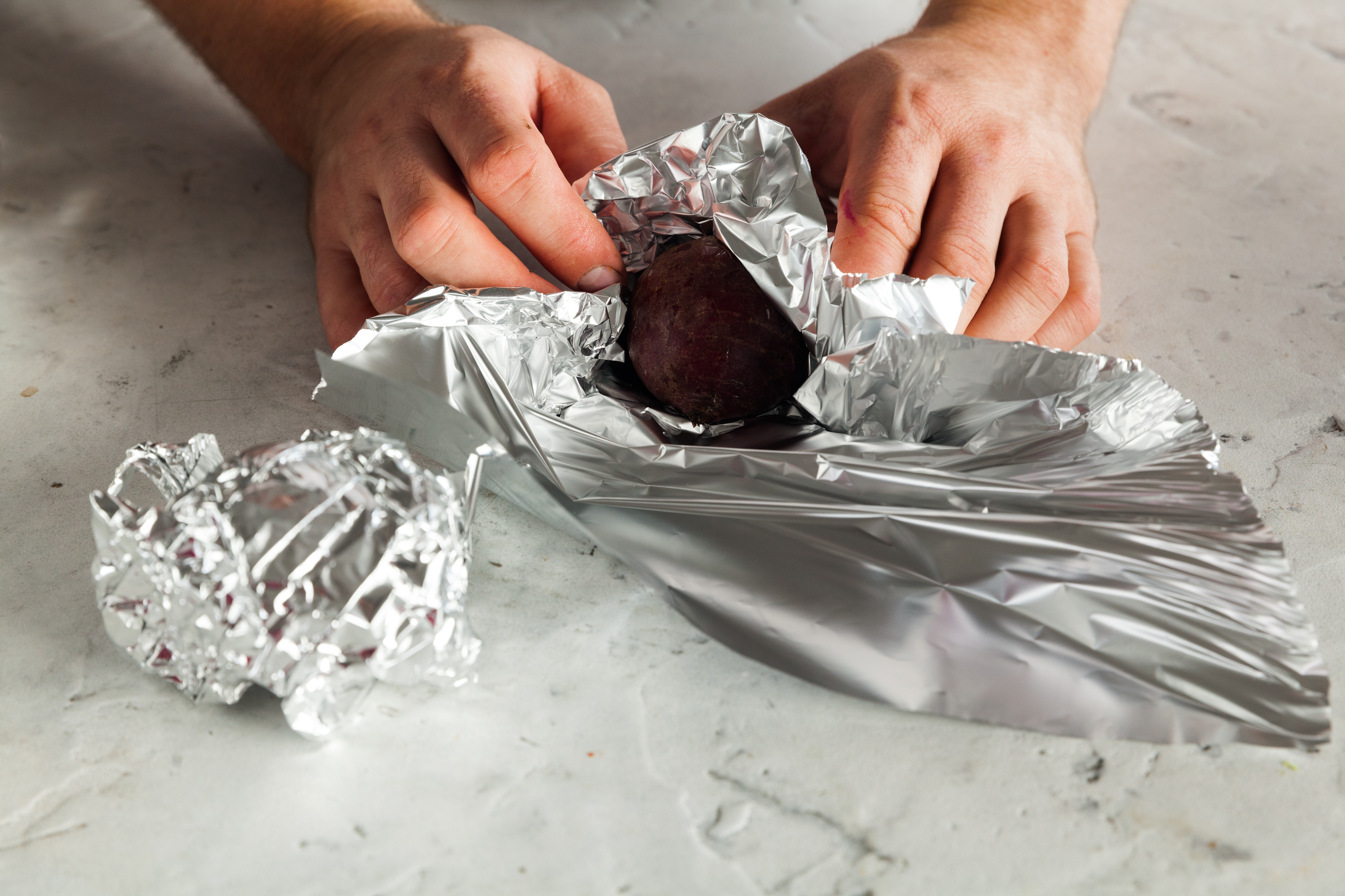 Если вы решили запечь свеклу для салата с черносливом, обсушите корнеплоды бумажными полотенцами, смажьте небольшим количеством растительного масла и заверните в лист фольги. Запекайте 1 час при 200°С.